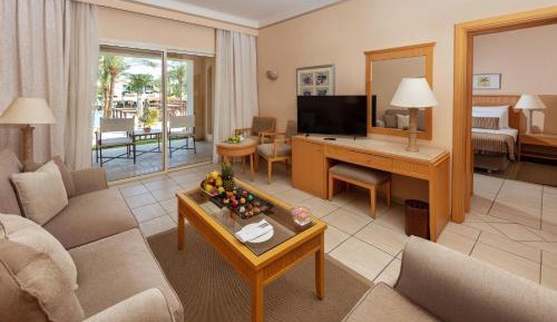 Junior Suite, Queen Bed, Pool View