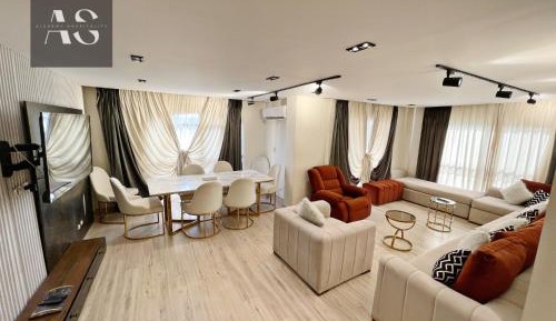 Four-Bedroom Luxury Apartment