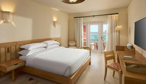Guest room, 1 King, Partial sea view