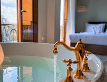 Deluxe Suite with Bath and Pyramids View 