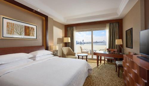 Premium King Room with Balcony and Partial River View