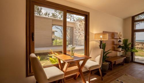 Three-Bedroom Bungalow (Adults Only +18)