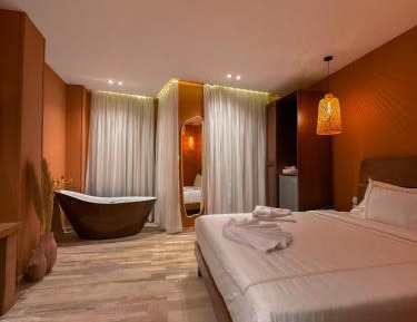 Deluxe Double Room with Bath Balcony and Pyramids View 