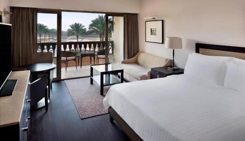 Deluxe Garden View Room, Guest room, 1 King, Garden view, Balcony