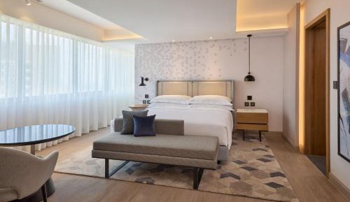Sheraton Suite, Club lounge access, 1 King, Pool & City view