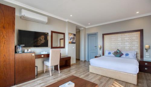 Luxury Suite With Panoramic Pyramids View & Balcony