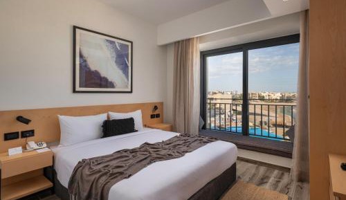Junior Suite with rooftop Lagoon & Pool View