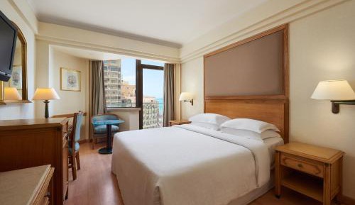 Classic, Guest room, 1 Queen, City view, Low floor, Balcony