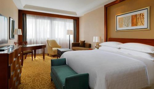 Deluxe Guest room, 1 King, Pool & City view, Balcony