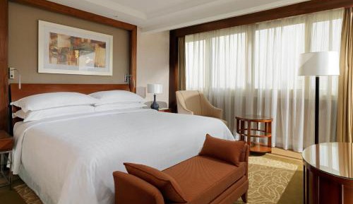 Executive Suite, Club lounge access, 1 King, Partial River view, Balcony