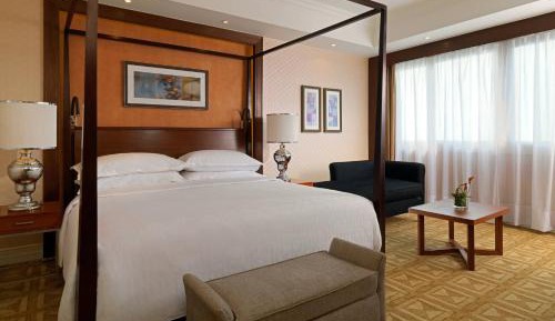 Presidential King Suite with River View - Club Lounge Access