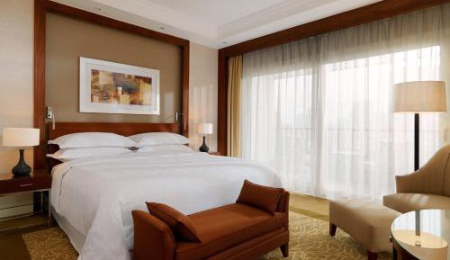 Corner Suite, Club lounge access,  1 King, Pool view, Balcony