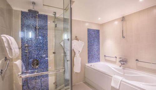 One-Bedroom King Suite with Sea View