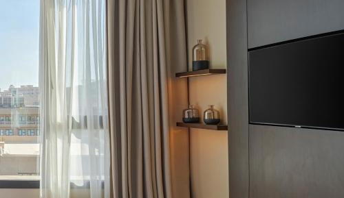 One-Bedroom Suite with Arkan Plaza View
