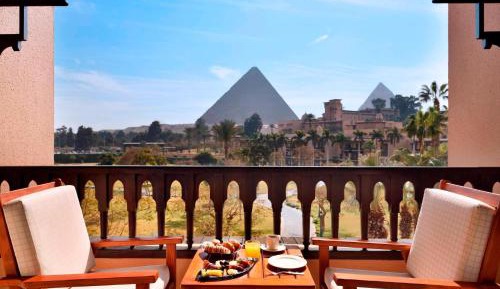 One-Bedroom King Suite with Pyramids View