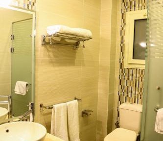 Deluxe Queen Suite