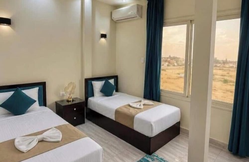 Giza Hostel | Tut & Pyramids View