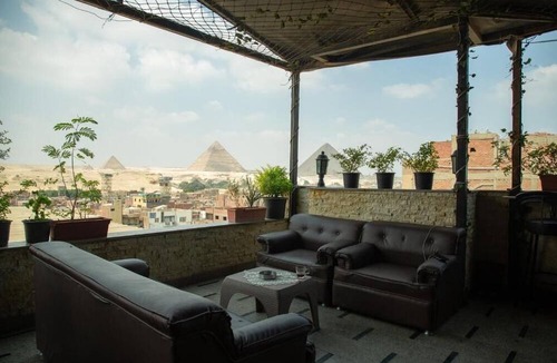 Kafrat al Jabal Bed & Breakfast | Radiant Pyramids View