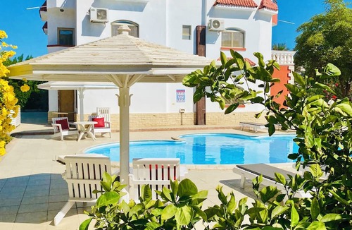 Village Road Villa | Gemütliche Ferien Villa Bordeaux mit 2 Pools, in Hurghada am Roten Meer