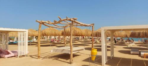 Al Mamsha El Seyahi Apartment | Studio Apartment with Pool View in Alhambra Avenue South