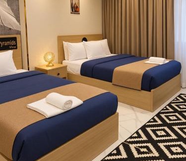 Kafrat al Jabal Hotel | Dendera palace pyramids view