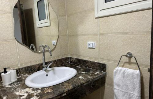 Al Mamsha El Seyahi Apartment | Pool View Apartment Near Airport & Beach