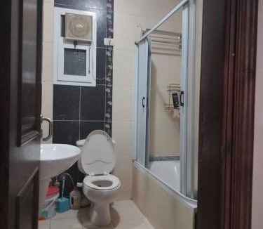 Al-Khalifa Apartment | شقه مفروشه ثلاث غرف واتنين حمام مكيفه بالكامل المقطم فشارع تسعه الرئيسي امام مطعم حسني الكبابجي