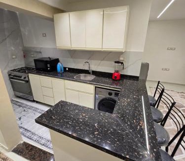 Mansoura Apartment | شقة فندقية مكيفة لم تسكن من قبل جميع الادوات والاجهزة مغلفة اطلالة علي الشارع الرئيسي بجانب اشهر المولات والبنوك منطقة راقيه برج عليه حراسة دائمة يبعد عن جامعة المنصورة 5 دقائق