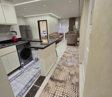 Mansoura Apartment | شقة فندقية مكيفة لم تسكن من قبل جميع الادوات والاجهزة مغلفة اطلالة علي الشارع الرئيسي بجانب اشهر المولات والبنوك منطقة راقيه برج عليه حراسة دائمة يبعد عن جامعة المنصورة 5 دقائق