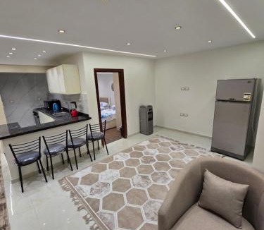 Mansoura Apartment | شقة فندقية مكيفة لم تسكن من قبل جميع الادوات والاجهزة مغلفة اطلالة علي الشارع الرئيسي بجانب اشهر المولات والبنوك منطقة راقيه برج عليه حراسة دائمة يبعد عن جامعة المنصورة 5 دقائق