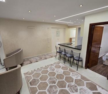 Mansoura Apartment | شقة فندقية مكيفة لم تسكن من قبل جميع الادوات والاجهزة مغلفة اطلالة علي الشارع الرئيسي بجانب اشهر المولات والبنوك منطقة راقيه برج عليه حراسة دائمة يبعد عن جامعة المنصورة 5 دقائق