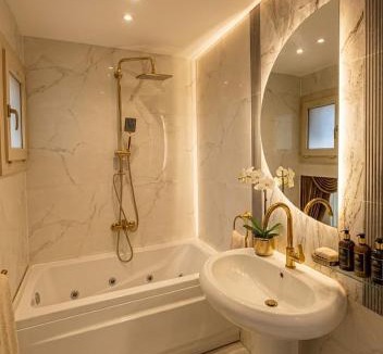 Qasr an-Nil Hotel | Cairo Lotus Hotel Thrir Sq