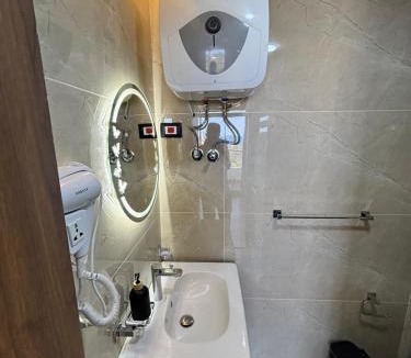 Al-Muntazah Hotel | Azurea Suites