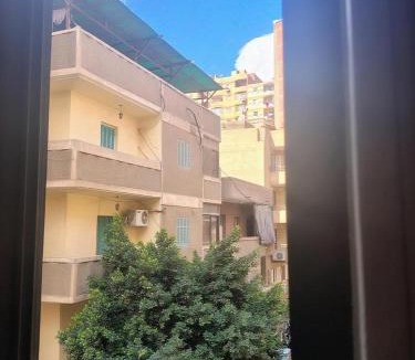 Az-Zaytun House | Comfortable 3-Bed Room with Workspace & AC
