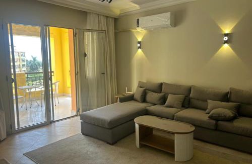 Dream Land Apartment | Modern 2-bedroom Apt Dreamland Golf & Pool View