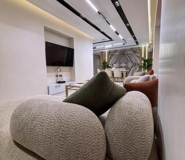 Al Duqqi Apartment | Cozy Twin Room Central Mohandessin near El-Dowal