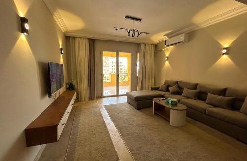 Dream Land Apartment | Modern 2-bedroom Apt Dreamland Golf & Pool View
