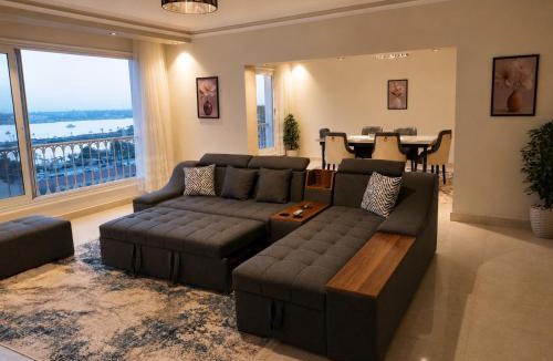 Maadi Apartment | Breathtaking Nile and Pyramids View - Maadi - 3BR