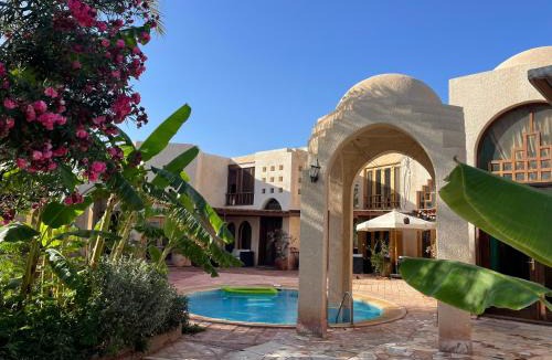 El Hadaba Apartment | Villa Gamila, private Ferienwohnungen direkt am Meer mit Garten und Pool