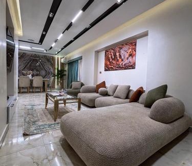Al Duqqi House | Serene Twin Room Steps to Gameat Al-Dowal