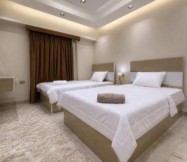 Al Duqqi House | Serene Twin Room Steps to Gameat Al-Dowal