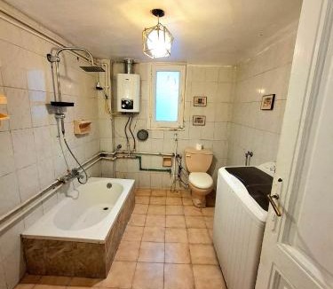Al-'Atarin House | AL- Mazareta I Alexandria downtown l Economic Bedroom I For Men only I