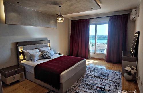 Maadi Apartment | Breathtaking Nile and Pyramids View - Maadi - 3BR