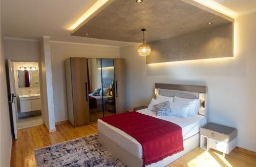 Maadi Apartment | Breathtaking Nile and Pyramids View - Maadi - 3BR