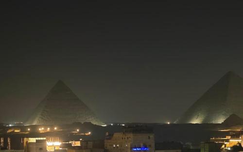 Giza House | LOAY PYRAMIDS VIEW