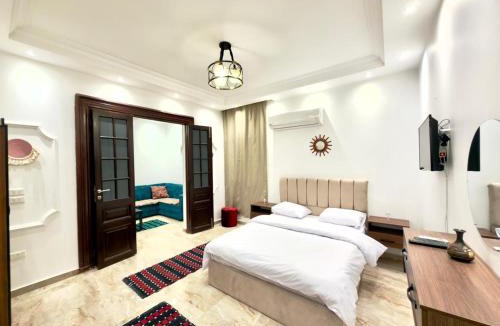 Al Haram House | TriPyramids Suites
