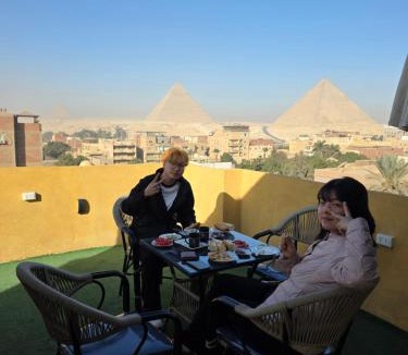 Giza House | LOAY PYRAMIDS VIEW