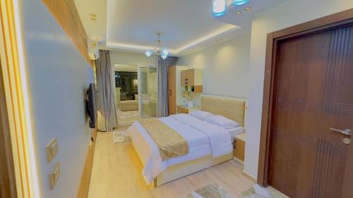 Cairo Apartment | Ultra Luxury 3BR with Pools ,Sports ,Dining in Gated compound, Close to all sites