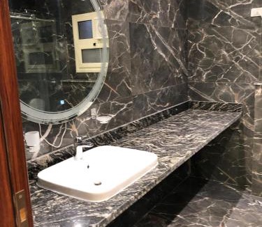 Al Duqqi Apartment | شقة للايجار مفروشه في المهندسين