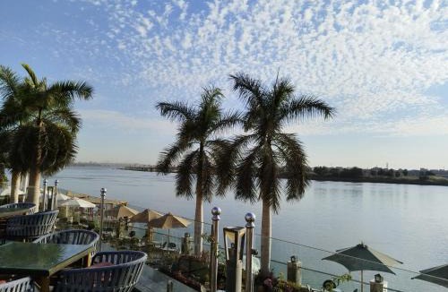 Maadi Apartment | The Traveler's Nile Retreat-Work, Heal & Wake to Pyramids